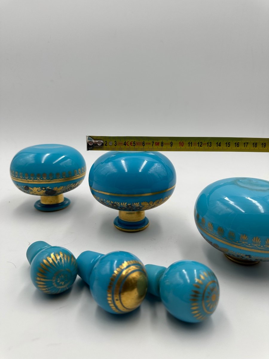 Set di tre bottiglie opaline blu turchese con decorazione dipinta di fiori dorati.-photo-6