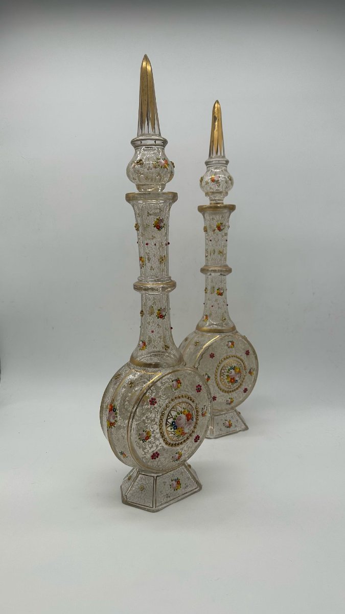 COPPIA DI DECANTER E TAPPI IN VETRO SMALTATO DI BOHEMIA Per il mercato mediorientale, XIX -photo-1