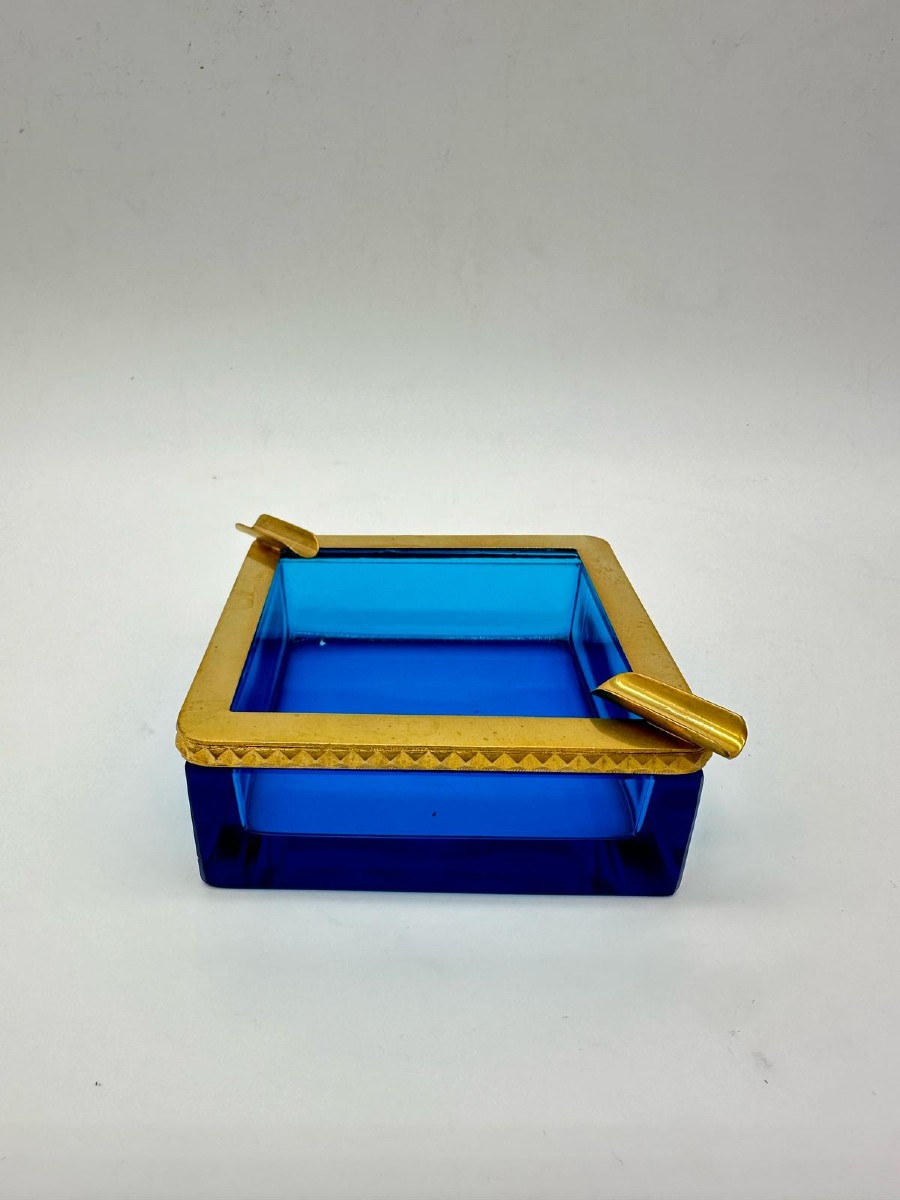 Antico posacenere in cristallo blu zaffiro di Boemia.