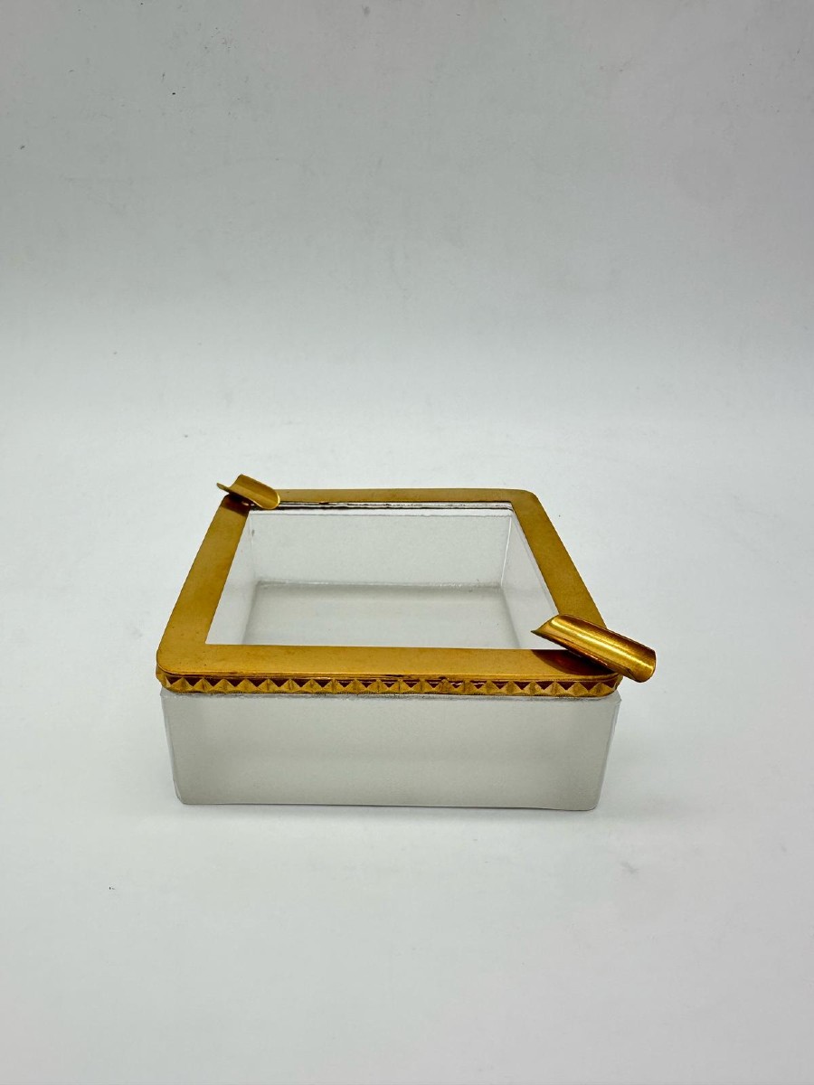 Posacenere antico in cristallo smerigliato bianco di Boemia.