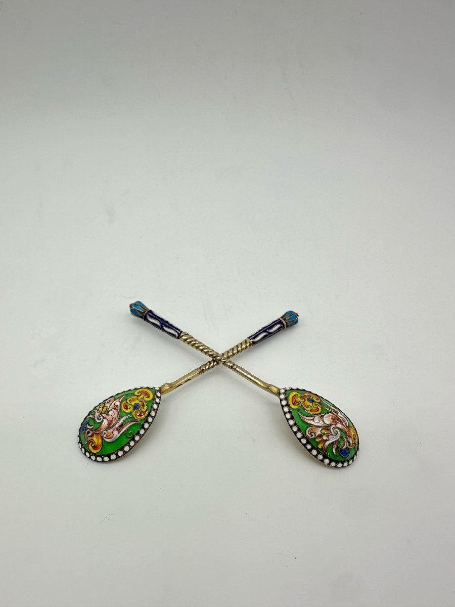Coppia di cucchiaini da tè russi in argento smaltato.-photo-2