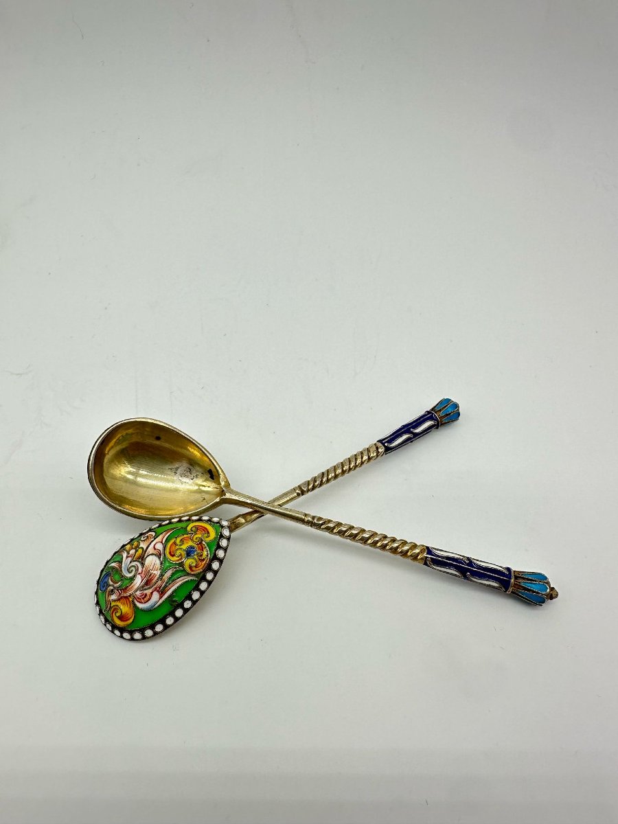 Coppia di cucchiaini da tè russi in argento smaltato.-photo-4