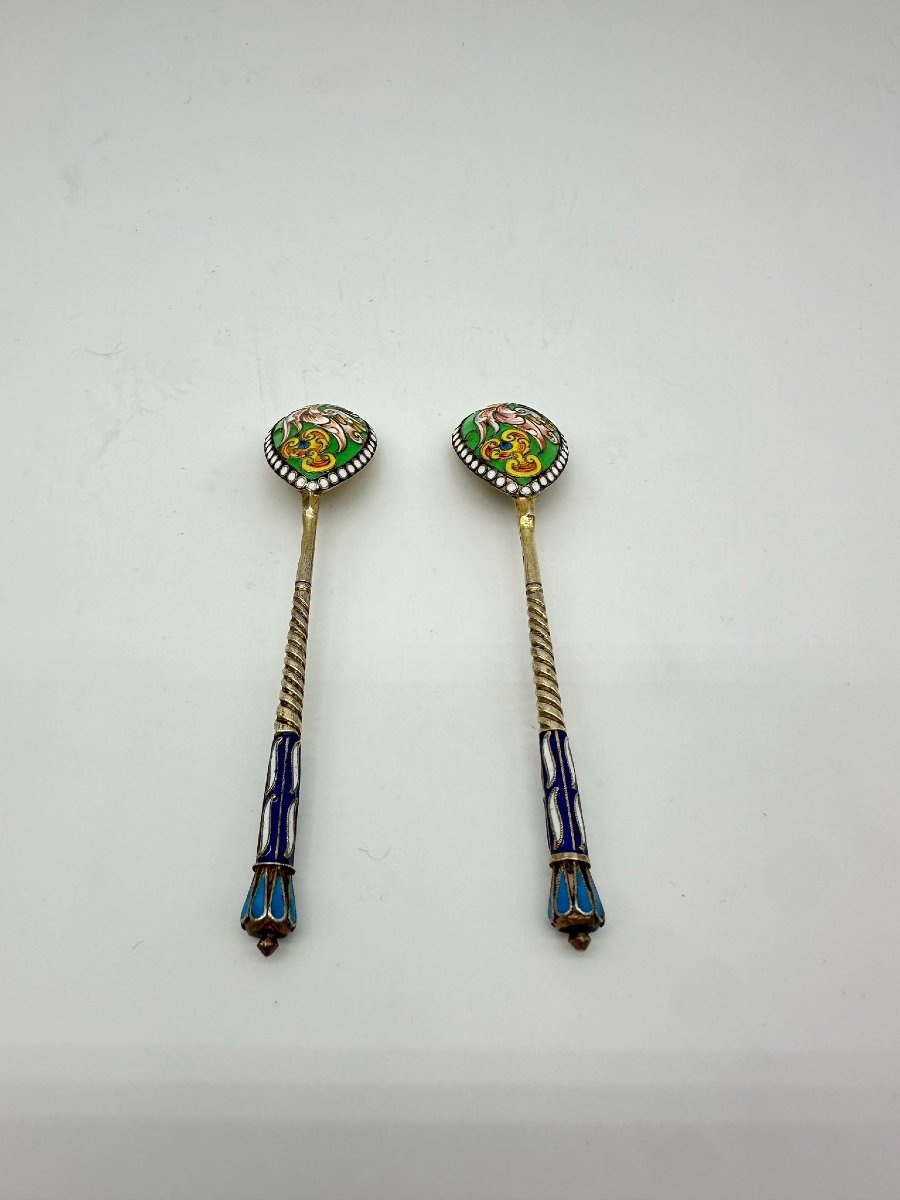 Coppia di cucchiaini da tè russi in argento smaltato.-photo-1