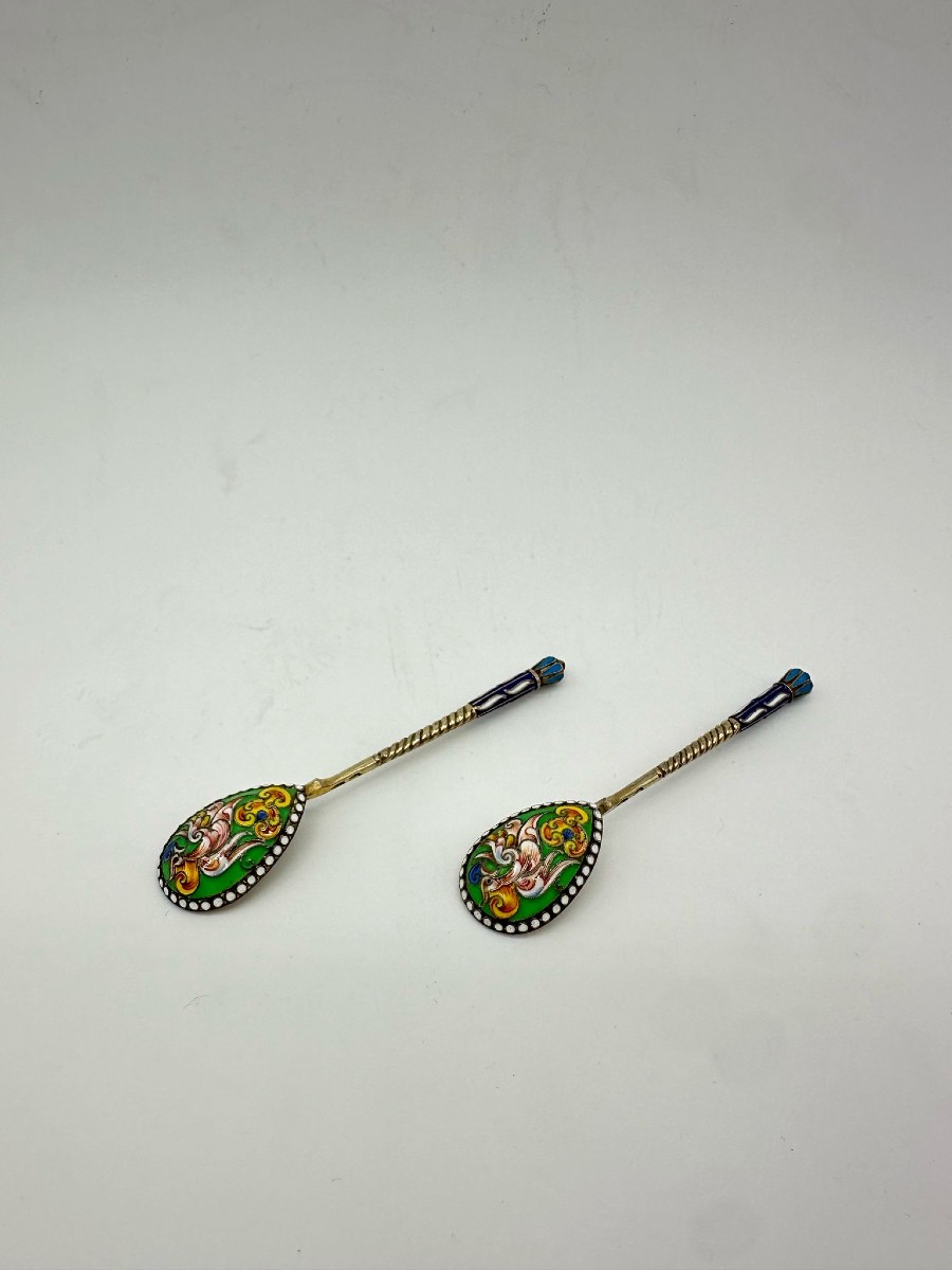 Coppia di cucchiaini da tè russi in argento smaltato.