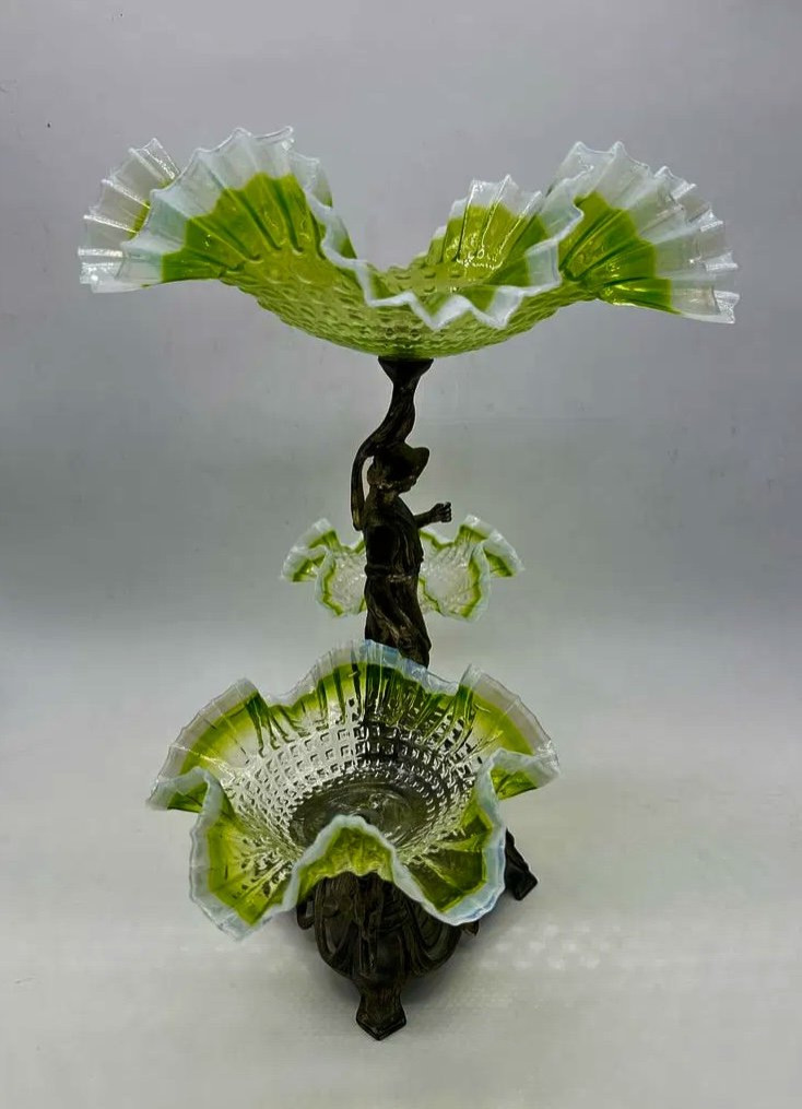 Centrotavola Art Nouveau con 3 ciotole in vetro verde opalescente-photo-1
