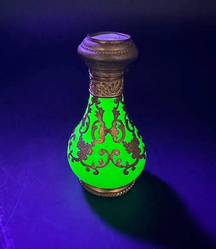Antica bottiglia di profumo in vetro opalino uranifero francese con cammeo sul coperchio-photo-3