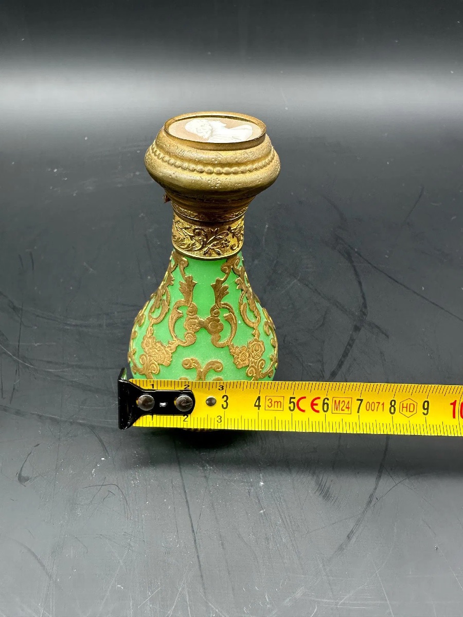 Antica bottiglia di profumo in vetro opalino uranifero francese con cammeo sul coperchio-photo-1