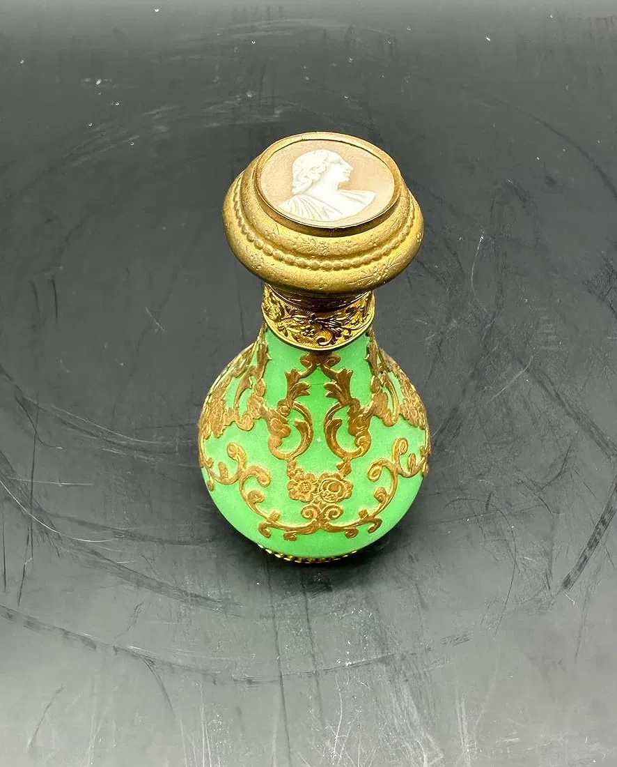 Antica bottiglia di profumo in vetro opalino uranifero francese con cammeo sul coperchio-photo-5