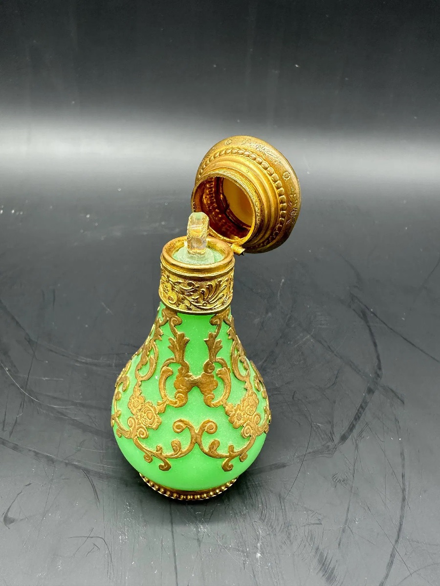 Antica bottiglia di profumo in vetro opalino uranifero francese con cammeo sul coperchio-photo-8