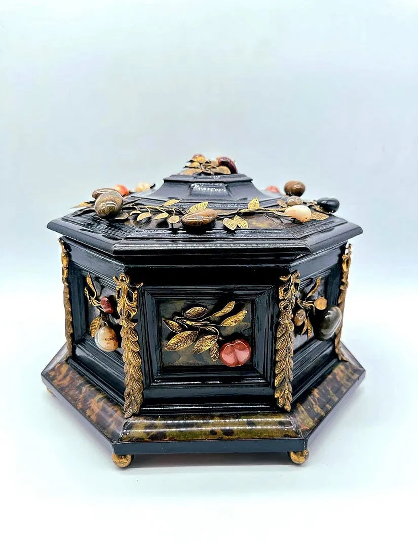 Scatola italiana in bronzo dorato e pietra dura ed ebano, fiorentina, granducale-photo-3