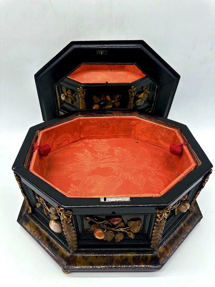 Scatola italiana in bronzo dorato e pietra dura ed ebano, fiorentina, granducale-photo-1