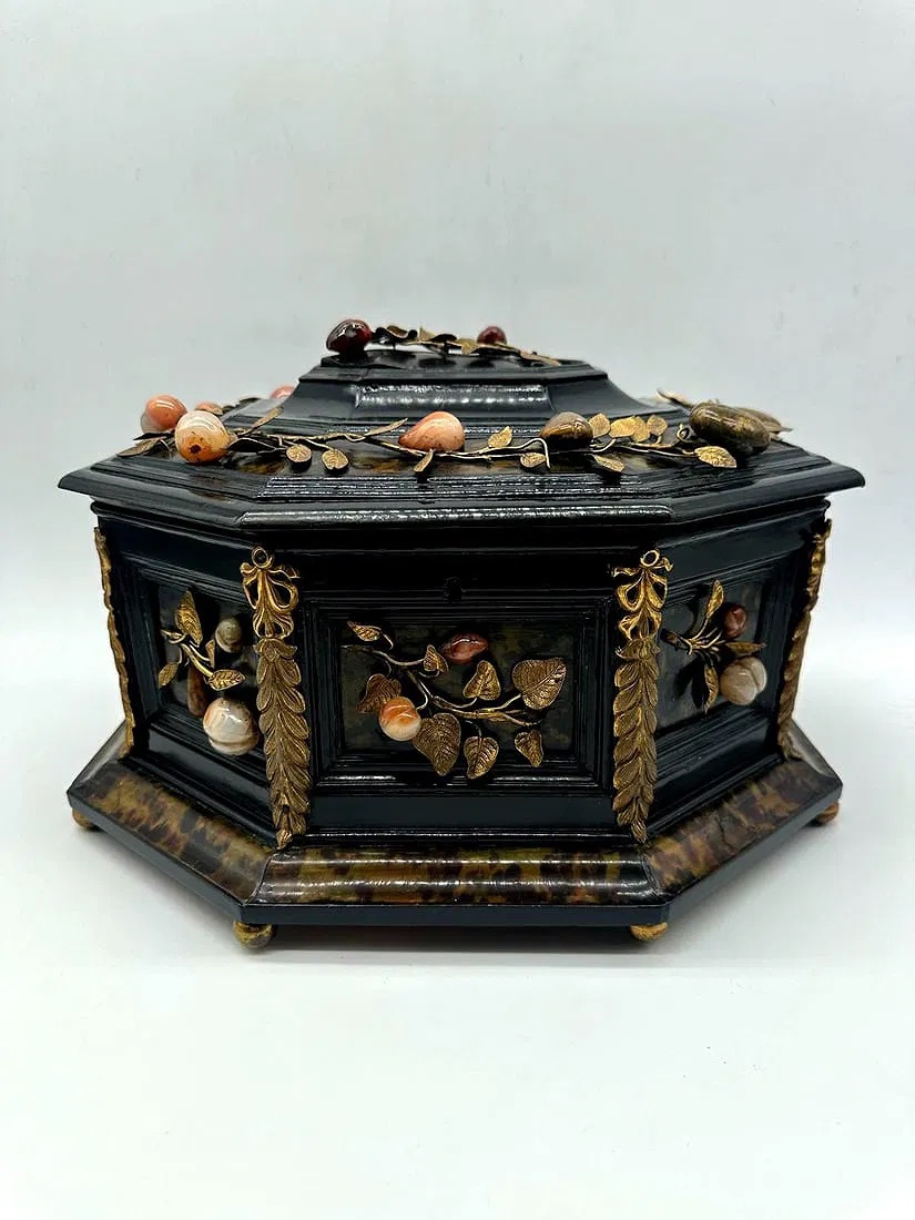 Scatola italiana in bronzo dorato e pietra dura ed ebano, fiorentina, granducale-photo-2