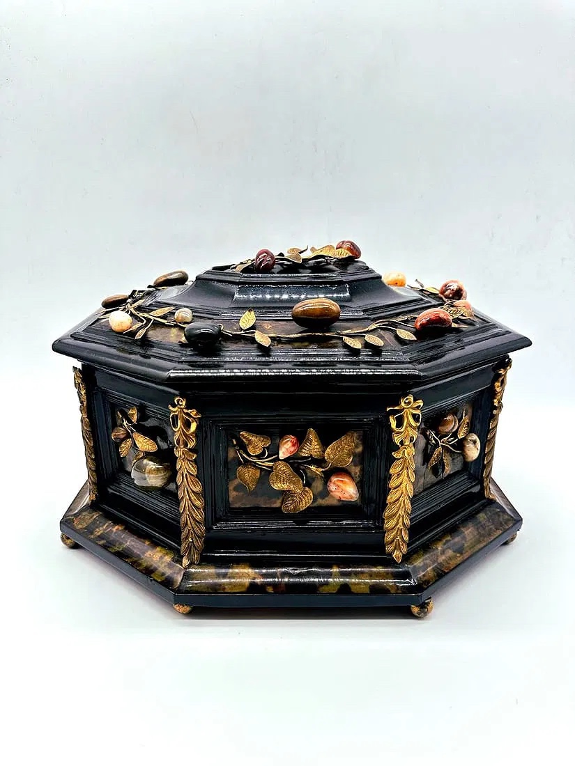 Scatola italiana in bronzo dorato e pietra dura ed ebano, fiorentina, granducale