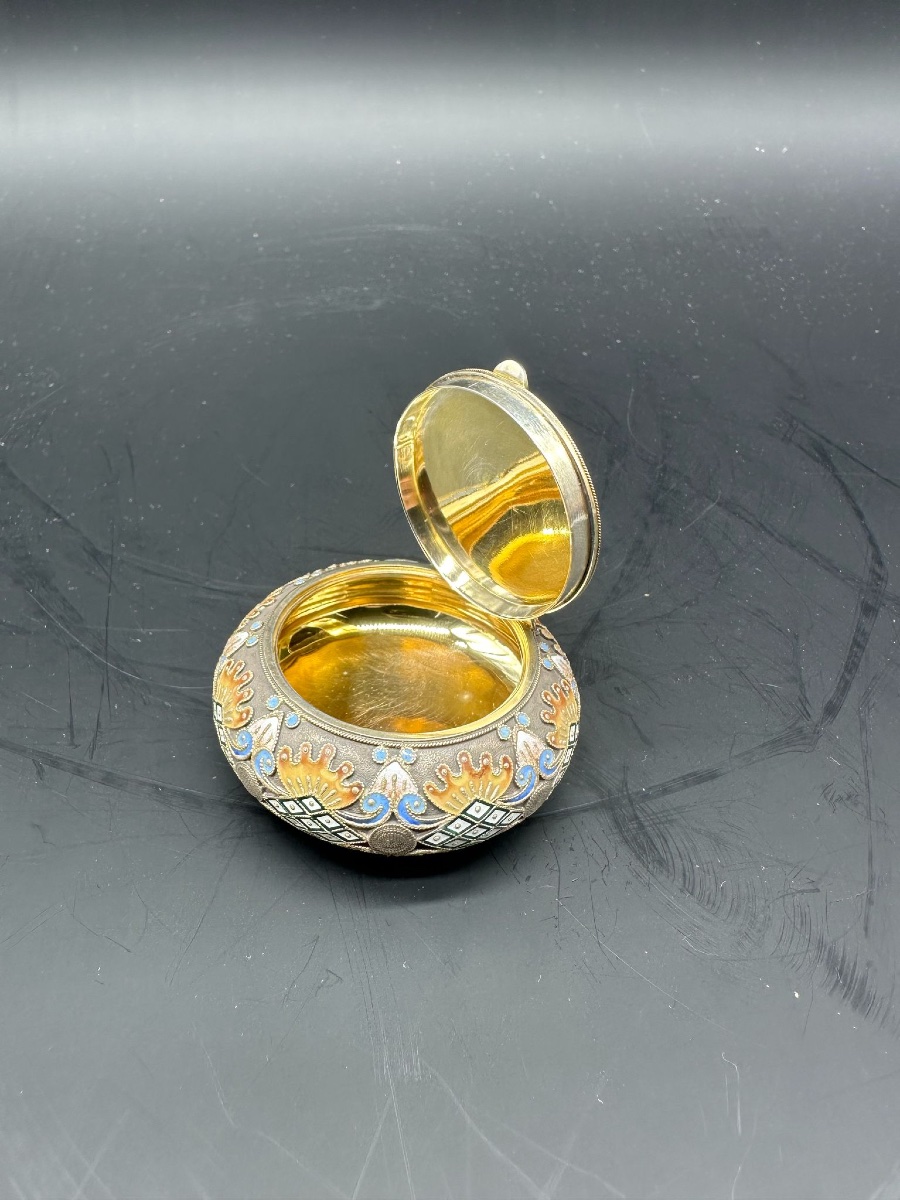 Tabacchiera russa in argento dorato con smalto cloisonné di Feodor Ruckert-photo-2