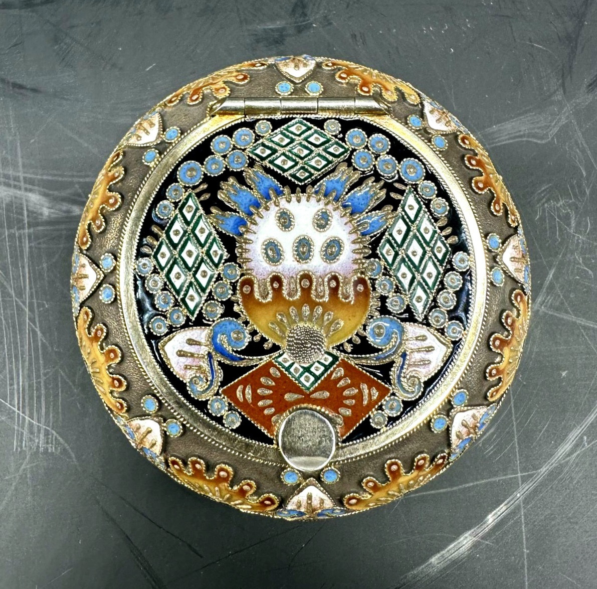 Tabacchiera russa in argento dorato con smalto cloisonné di Feodor Ruckert-photo-3