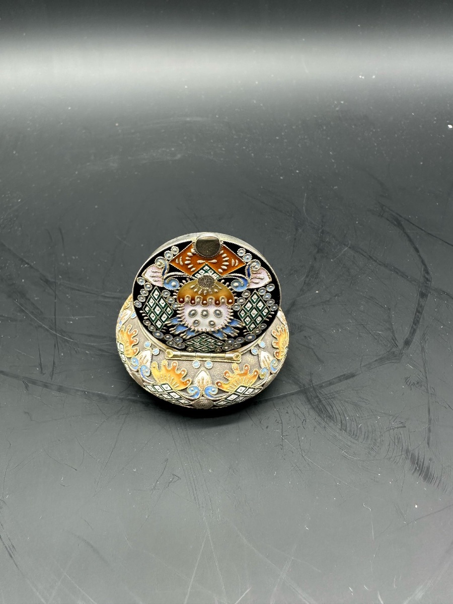 Tabacchiera russa in argento dorato con smalto cloisonné di Feodor Ruckert-photo-4