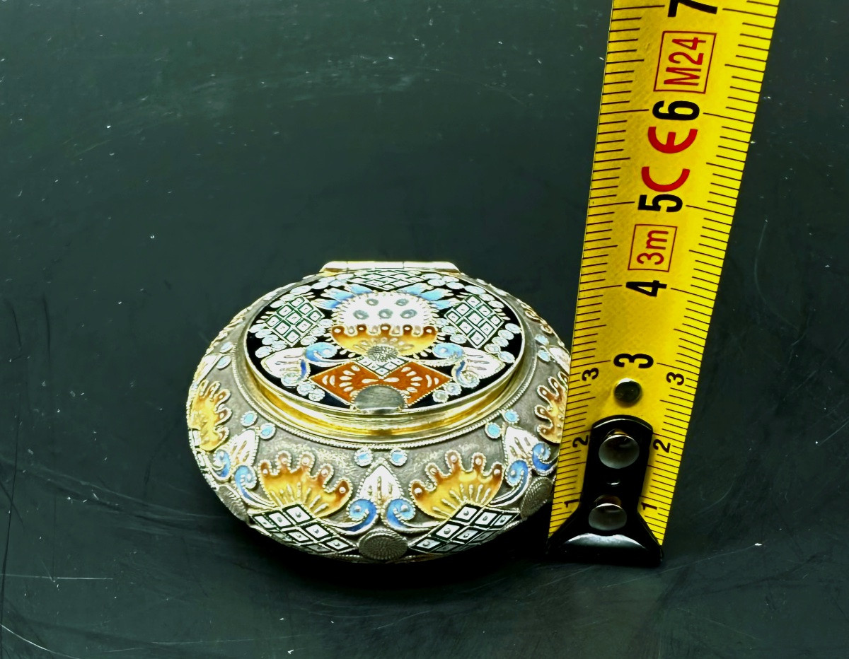 Tabacchiera russa in argento dorato con smalto cloisonné di Feodor Ruckert-photo-3