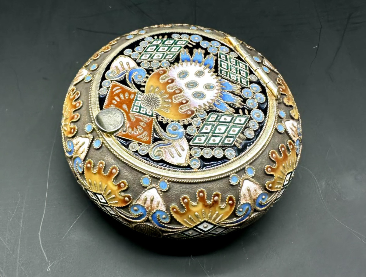 Tabacchiera russa in argento dorato con smalto cloisonné di Feodor Ruckert-photo-6