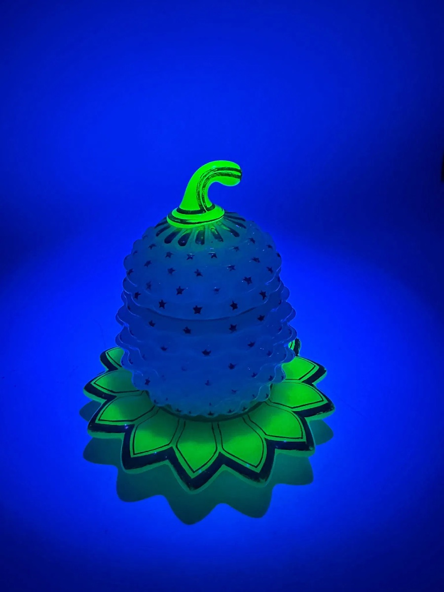 Zuccheriera e coperchio in opalina di Baccarat a forma di ananas «Pâte de riz», 1845-1865-photo-1