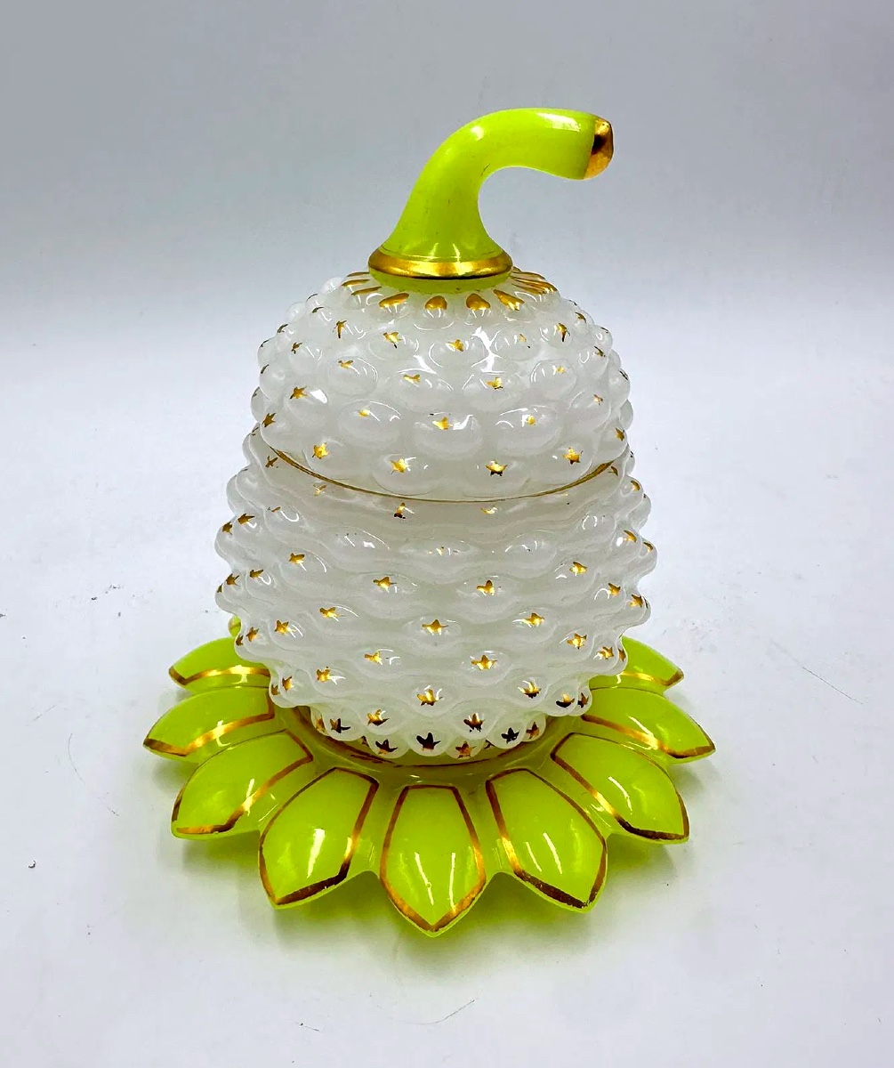 Zuccheriera e coperchio in opalina di Baccarat a forma di ananas «Pâte de riz», 1845-1865