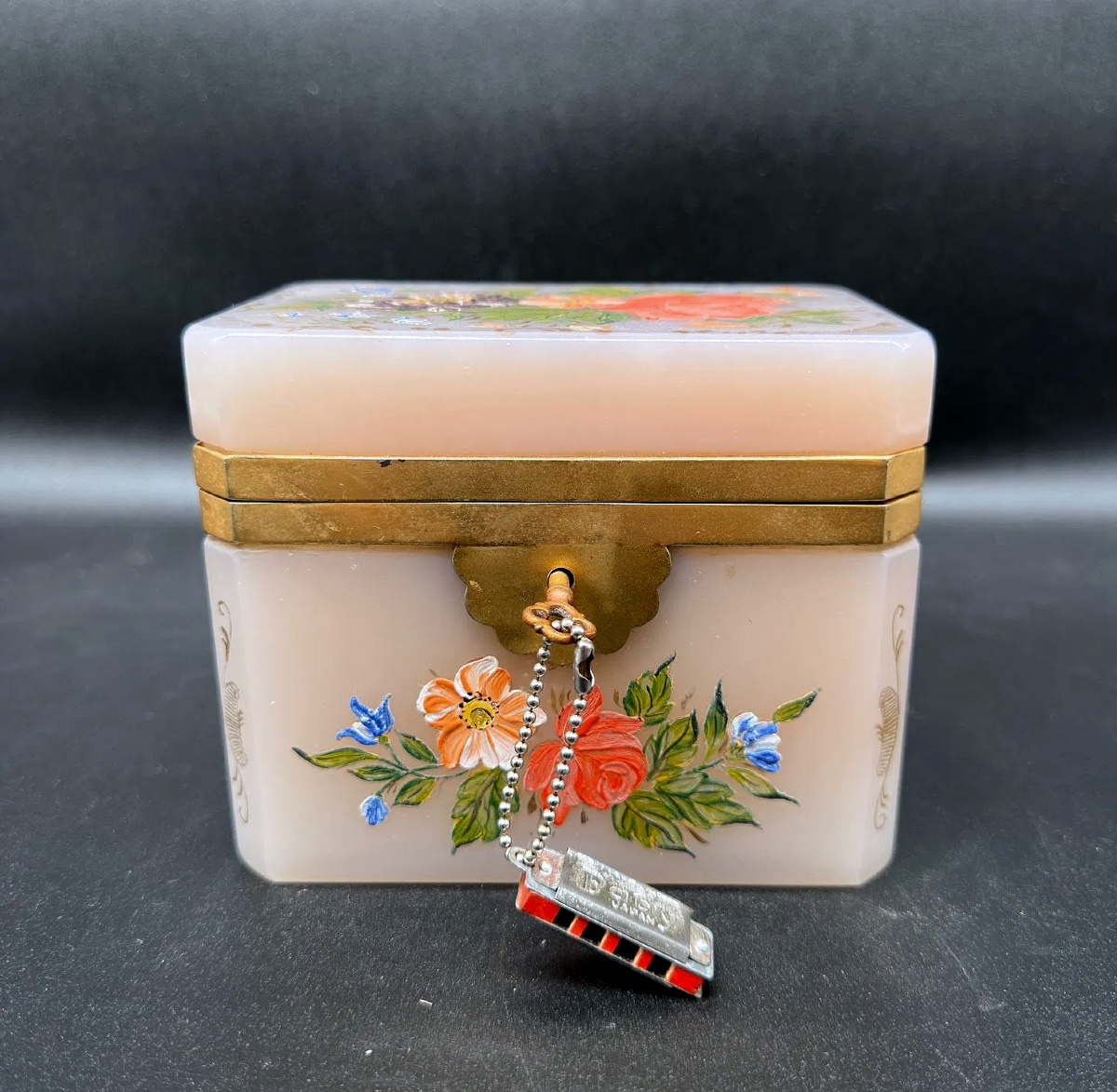 Scatola in vetro opalino rosa dipinta a mano, XIX secolo