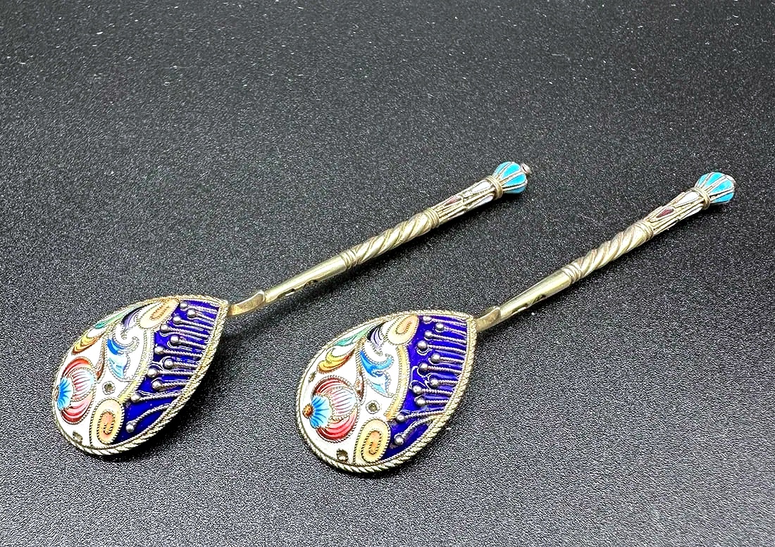 Coppia di cucchiai imperiali russi in argento smaltato, XIX secolo