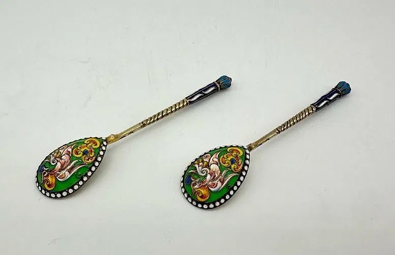 Coppia di cucchiaini da tè russi in argento smaltato del XIX secolo