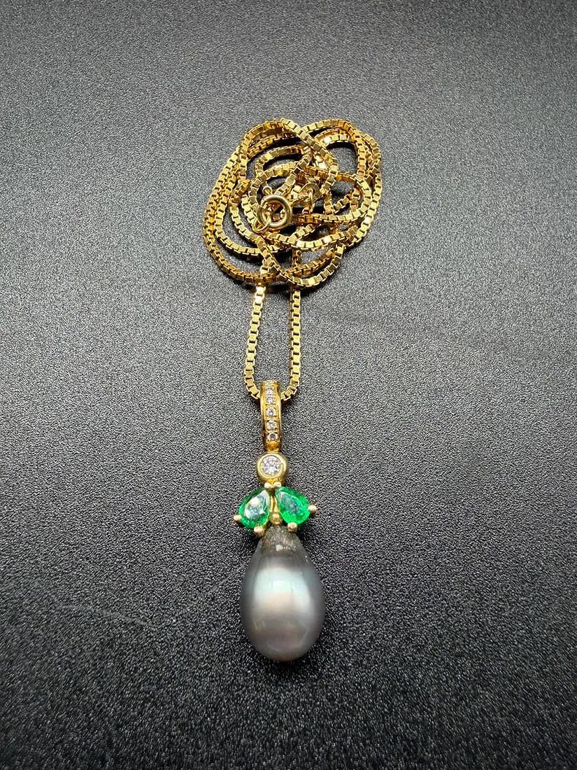 Ciondolo con perla nera e smeraldi in oro 18 carati con catena in oro-photo-1