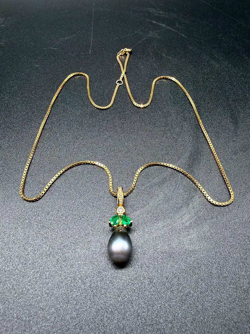 Ciondolo con perla nera e smeraldi in oro 18 carati con catena in oro