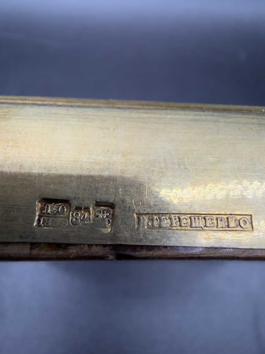 Icona russa dipinta a tempera su legno raffigurante il Mandylion, con oklad in argento champlev-photo-1