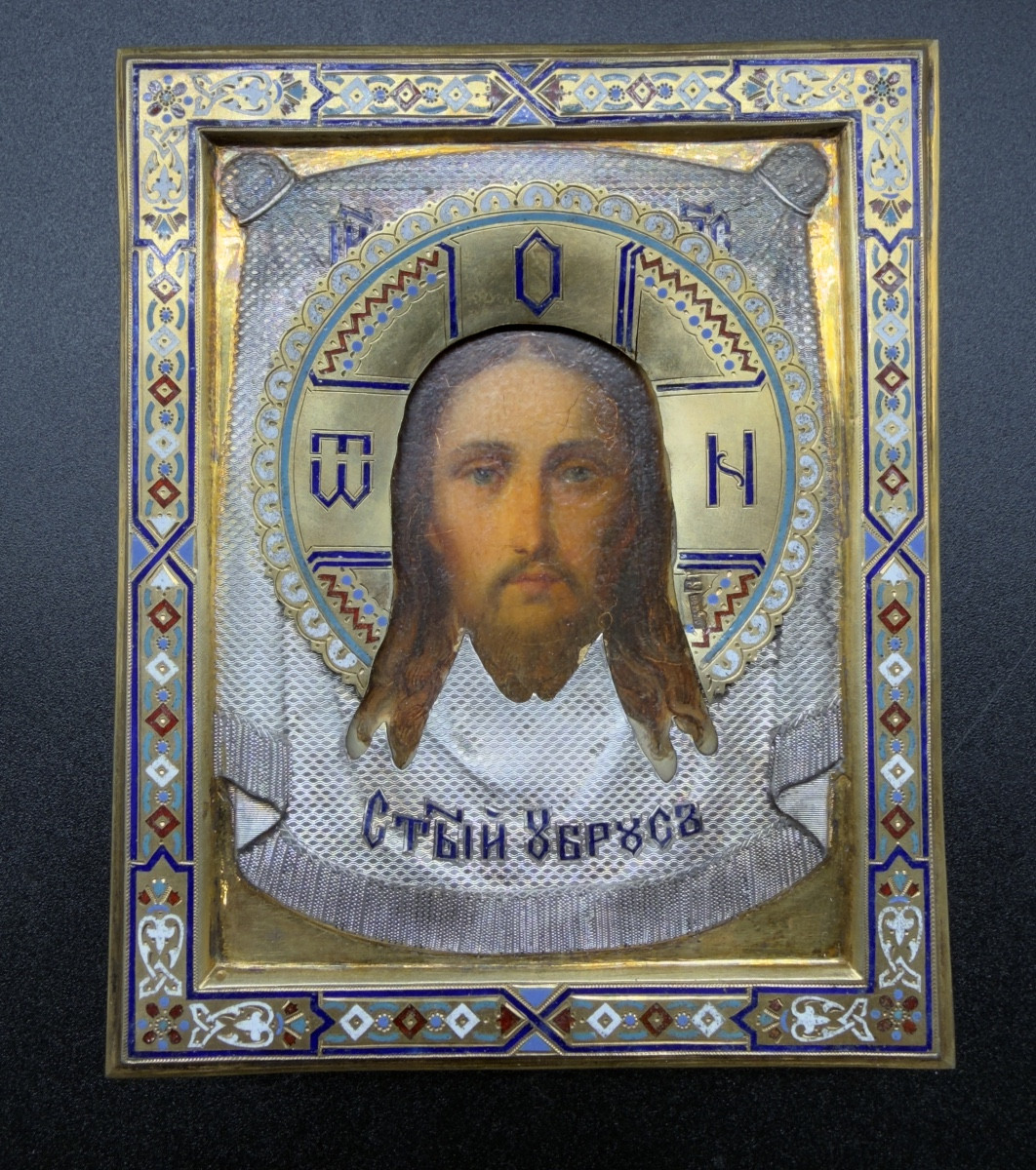 Icona russa dipinta a tempera su legno raffigurante il Mandylion, con oklad in argento champlev