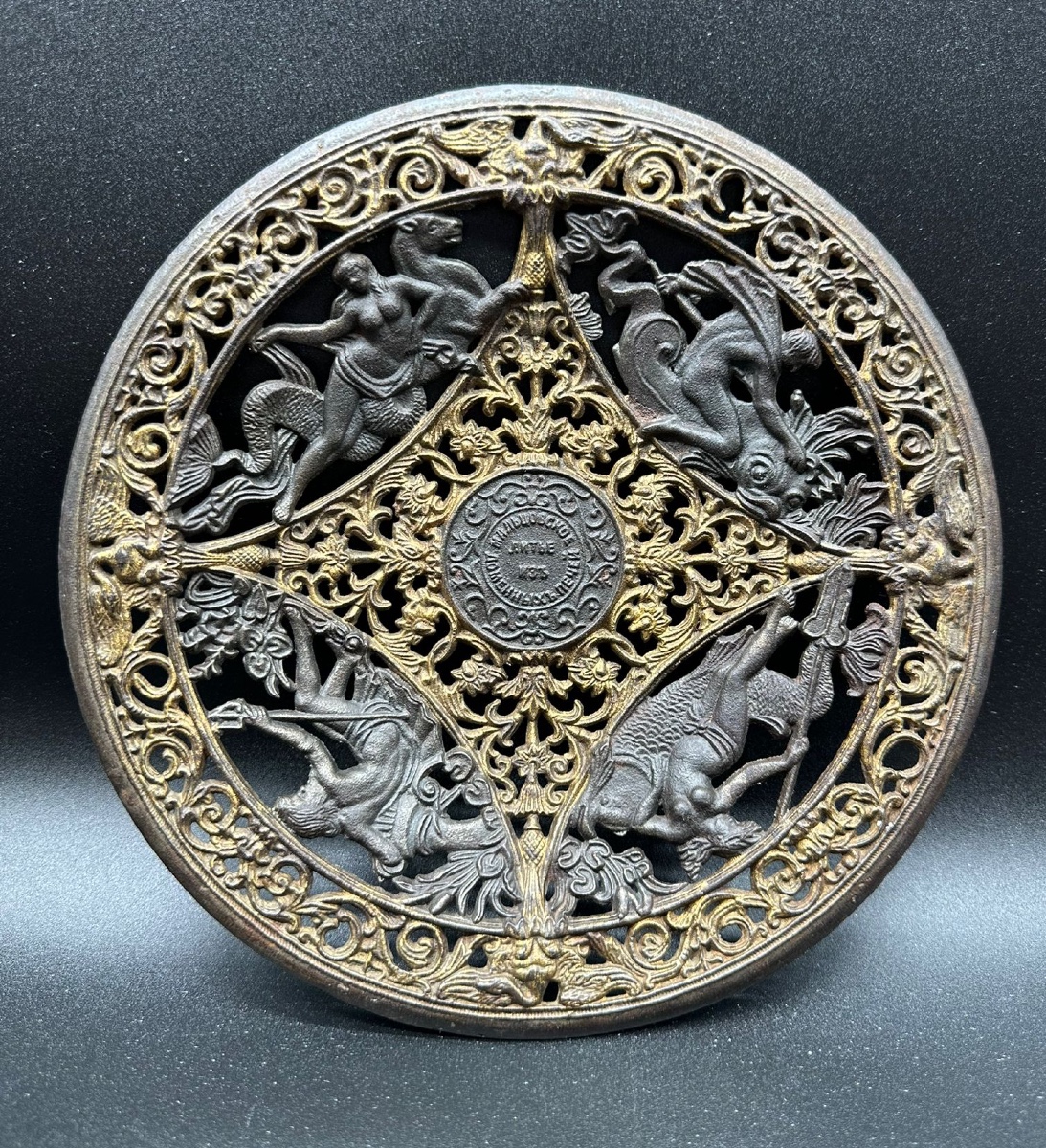 VASSOIO FORATO IN GHISA RUSSA VERNICIATA, XIX 