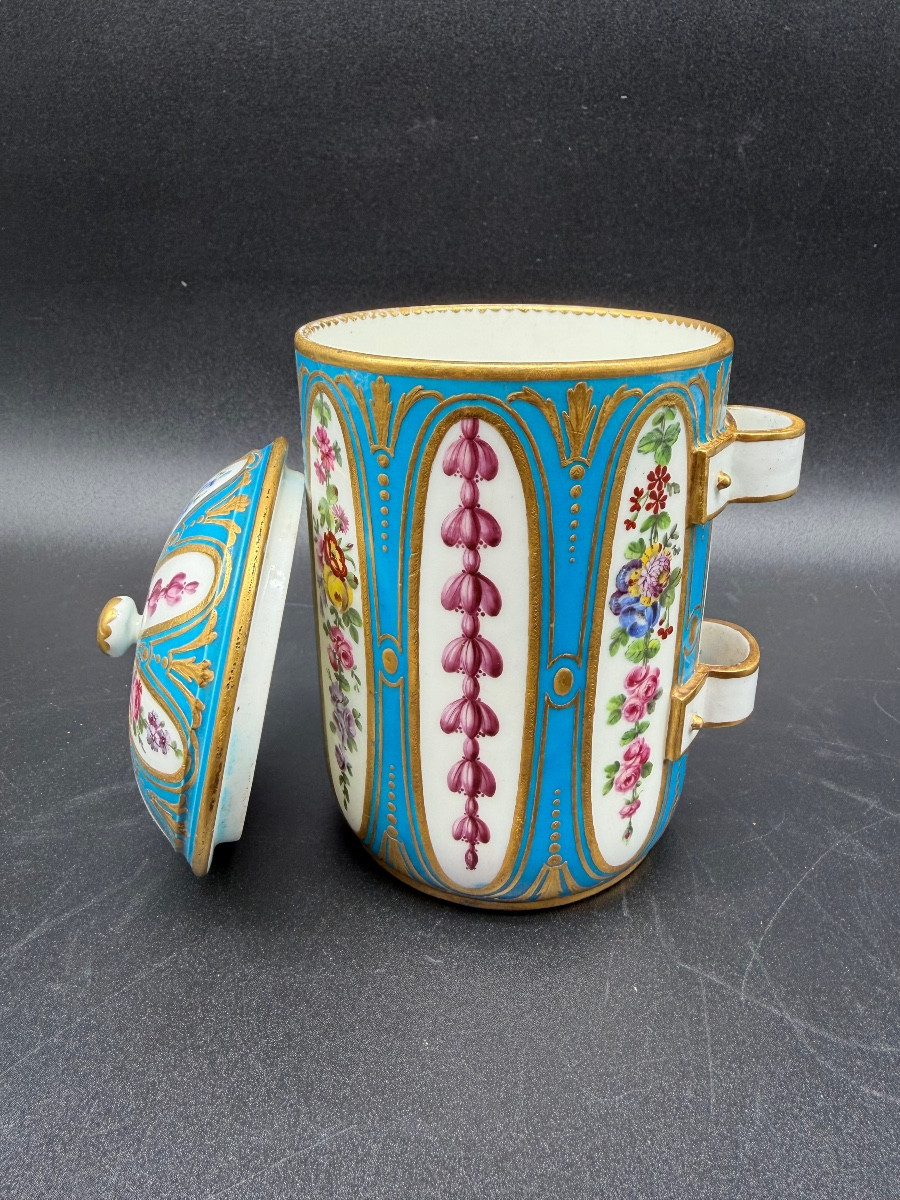 Barattolo per tabacco con coperchio, fondo blu celeste, Sèvres, 1768 circa