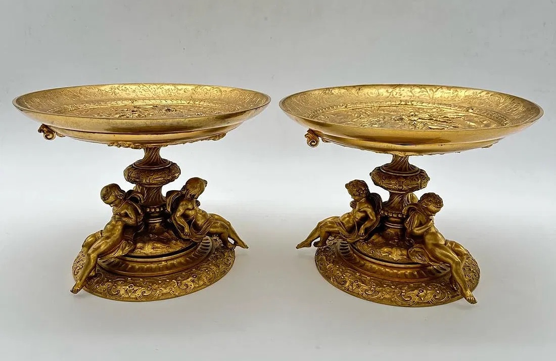 XIX secolo Coppia di tazze in bronzo dorato in stile gotico