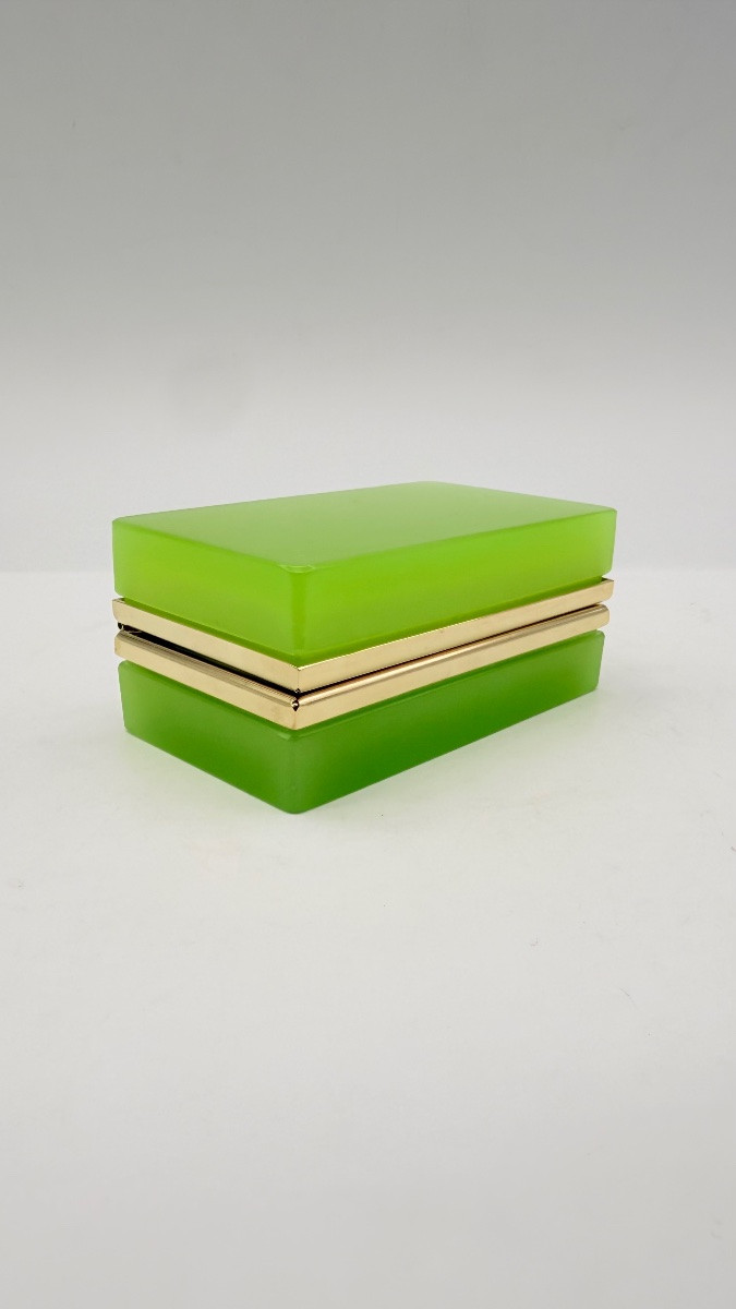 Scatola francese in opalina verde, di forma rettangolare, con montature in bronzo dorato-photo-2
