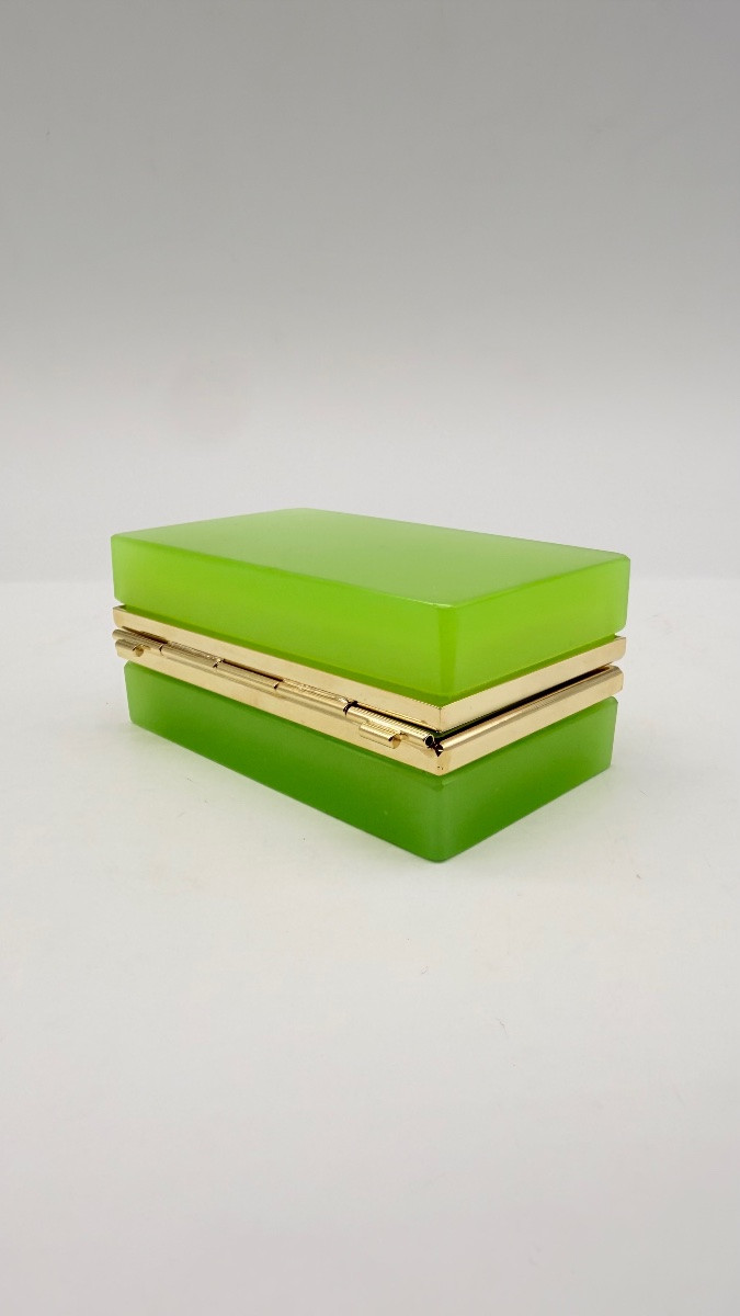Scatola francese in opalina verde, di forma rettangolare, con montature in bronzo dorato-photo-3