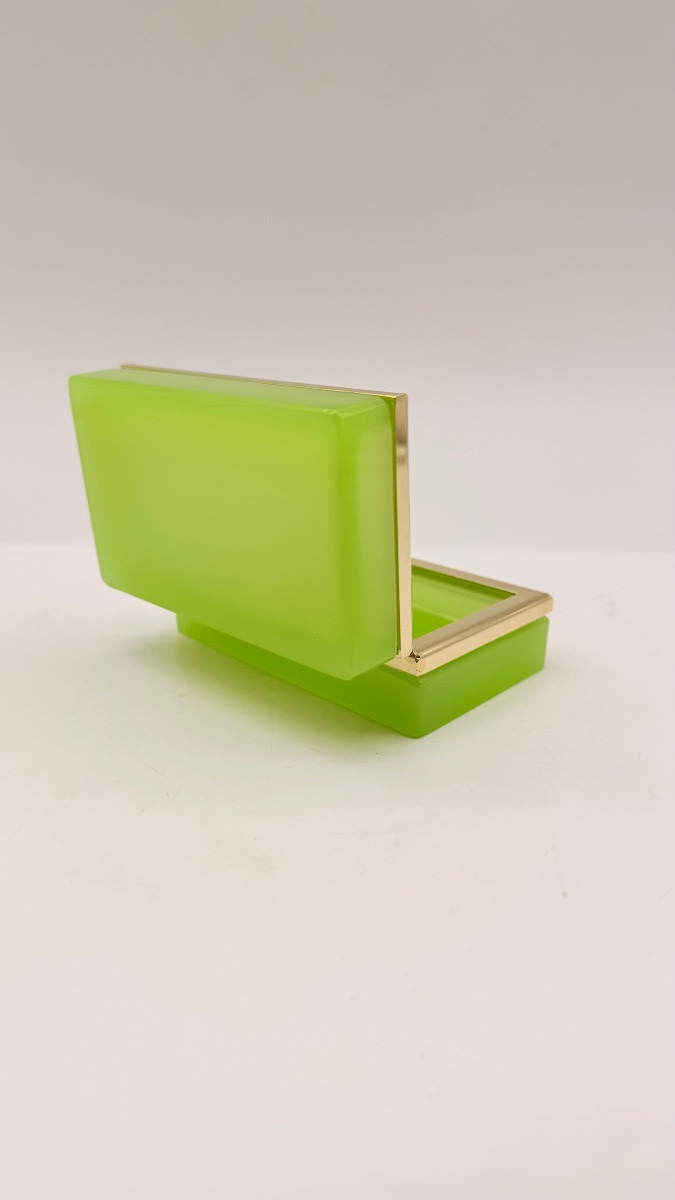 Scatola francese in opalina verde, di forma rettangolare, con montature in bronzo dorato-photo-5