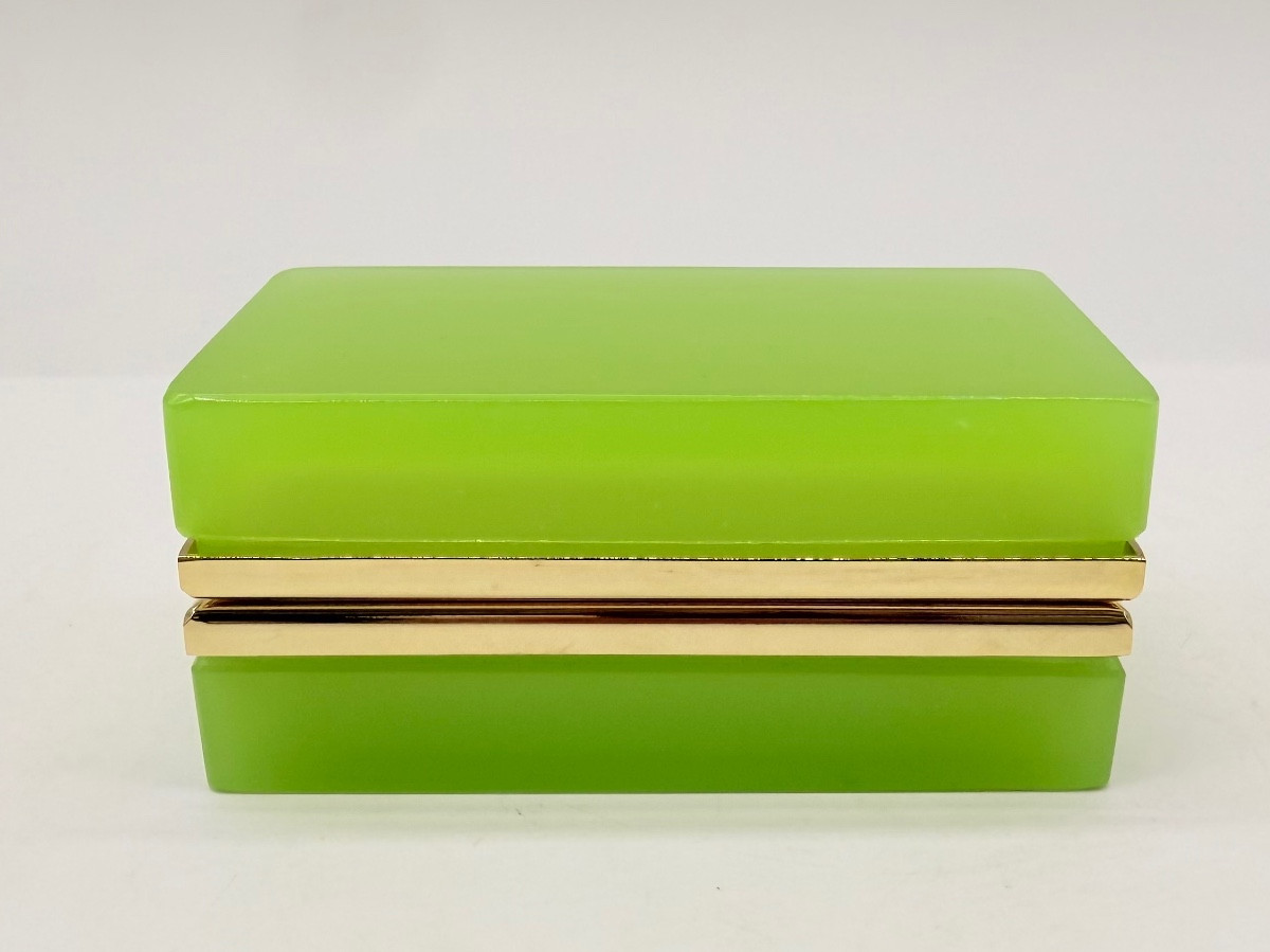 Scatola francese in opalina verde, di forma rettangolare, con montature in bronzo dorato