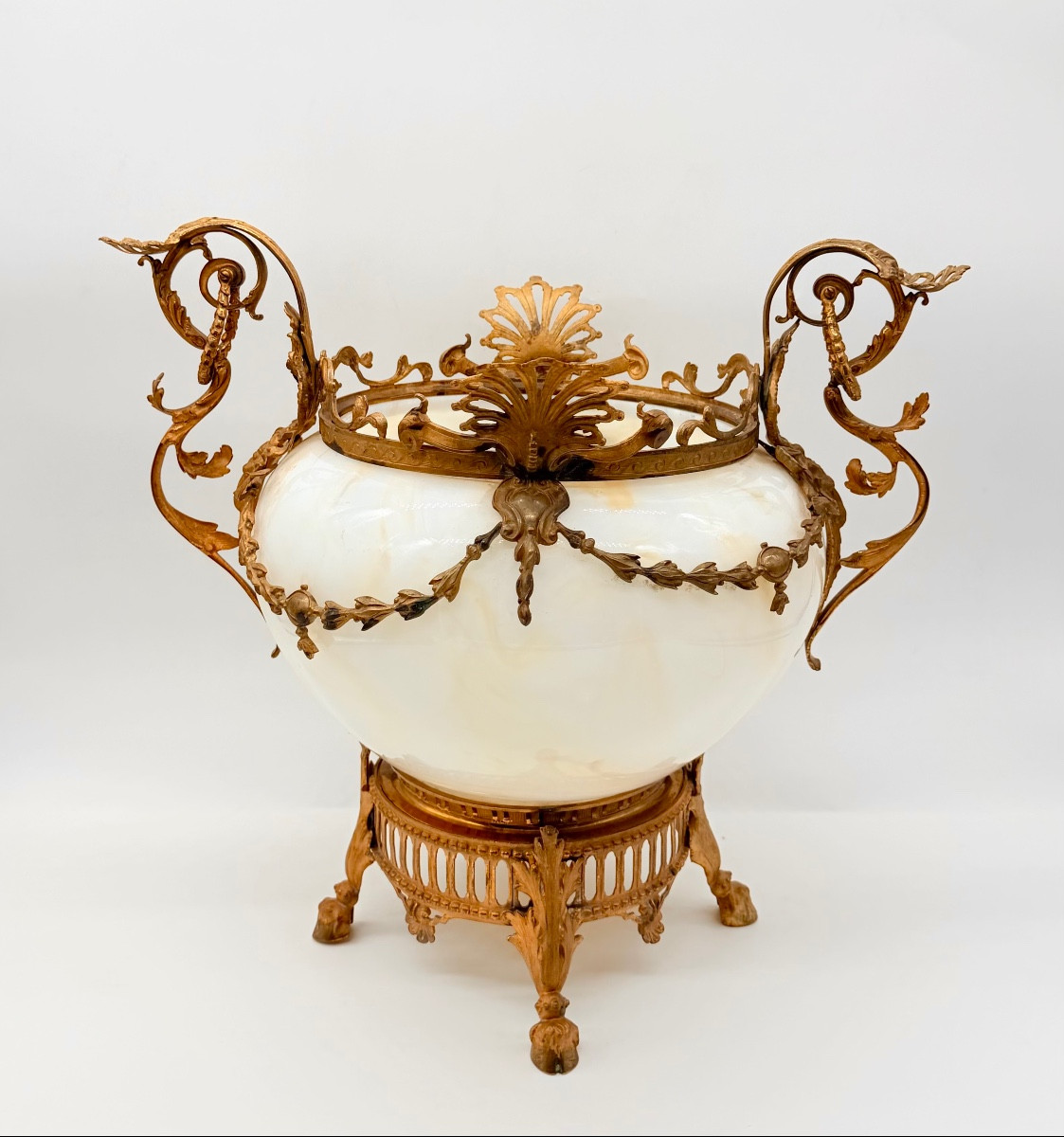 Vasi da tavolo francesi in vetro opalino e bronzo dorato, molto grandi e insoliti, XIX secolo