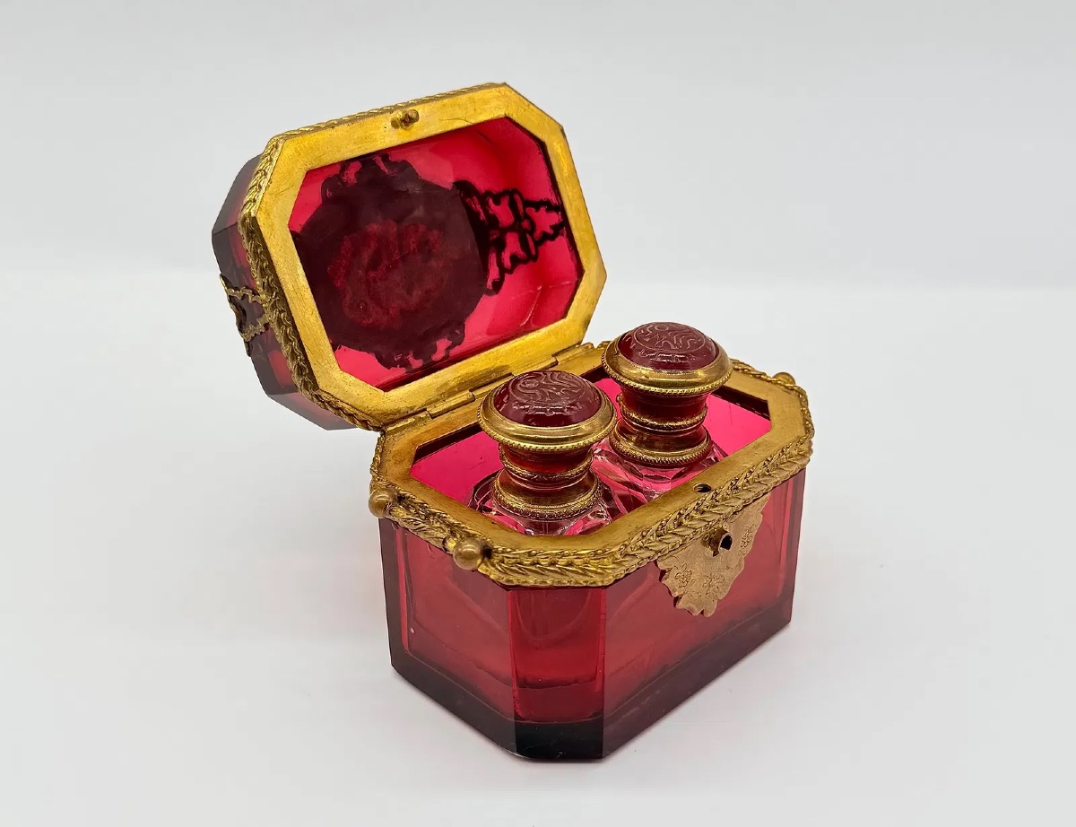 Una straordinaria scatola antica in vetro di Boemia decorata con un medaglione ovale in miniatu-photo-3