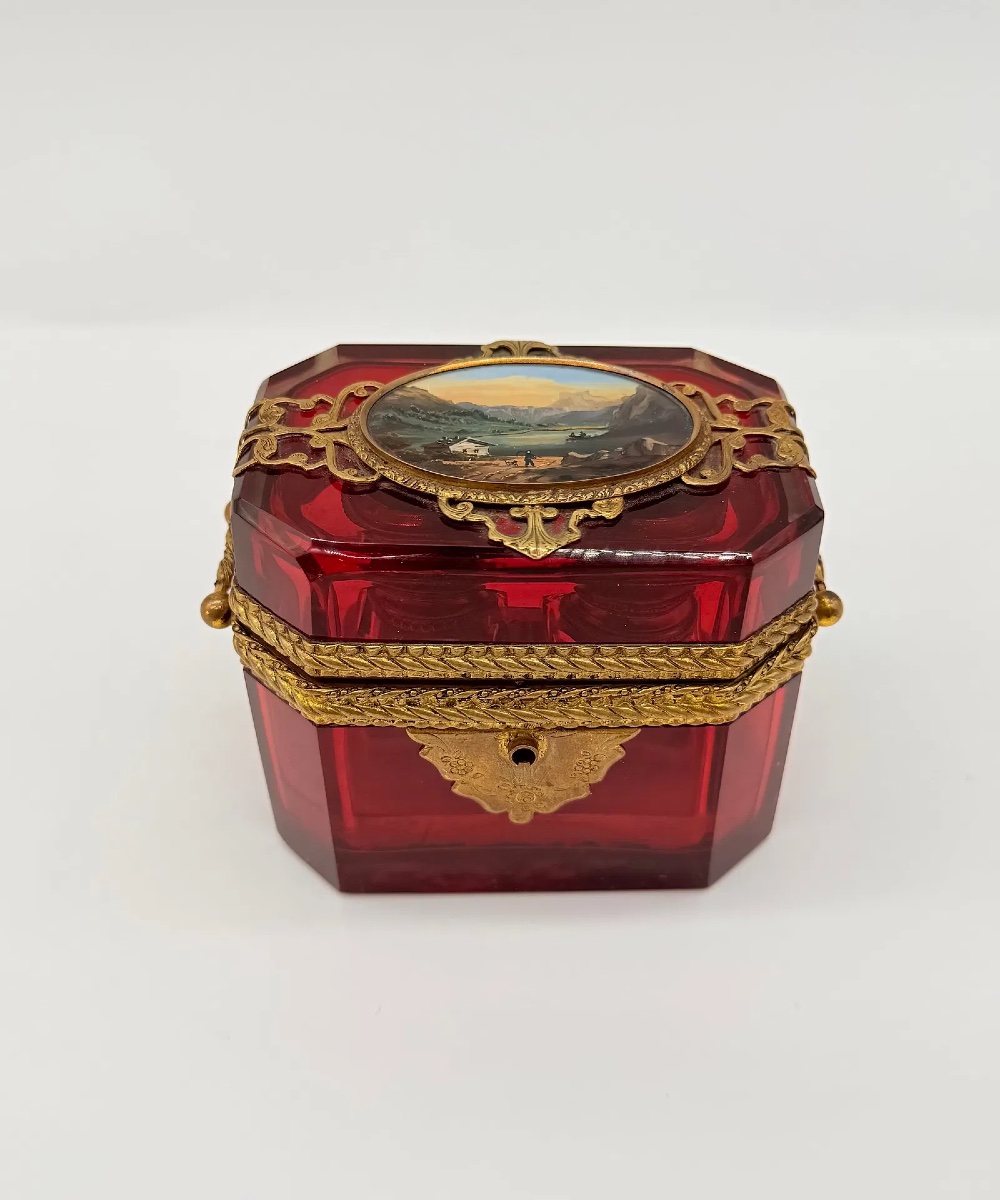 Una straordinaria scatola antica in vetro di Boemia decorata con un medaglione ovale in miniatu-photo-3