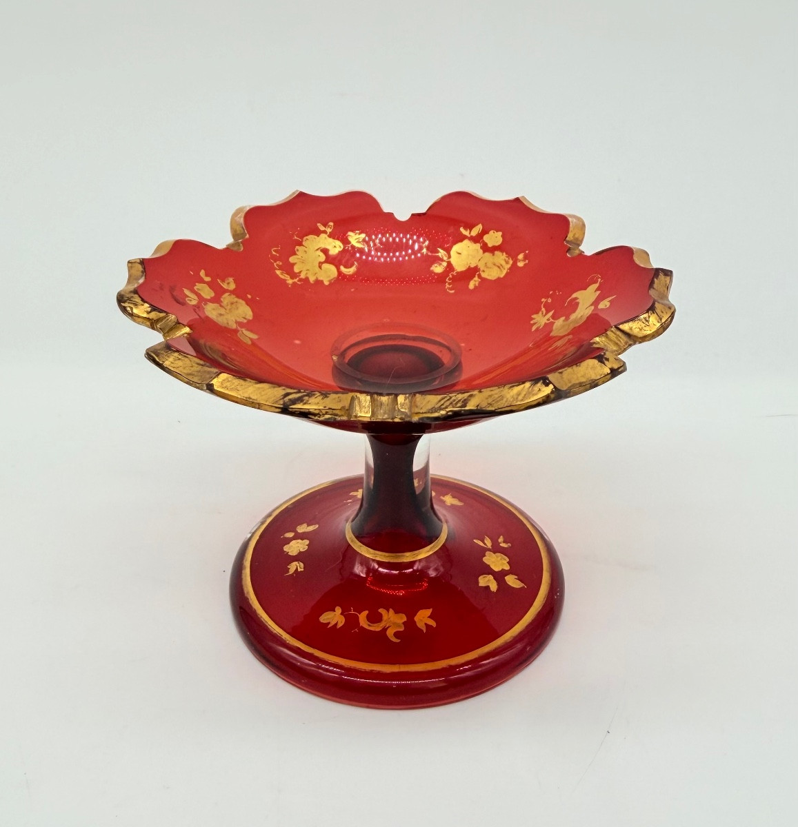 Tazza in vetro di Boemia con decorazioni dorate, XIX secolo 