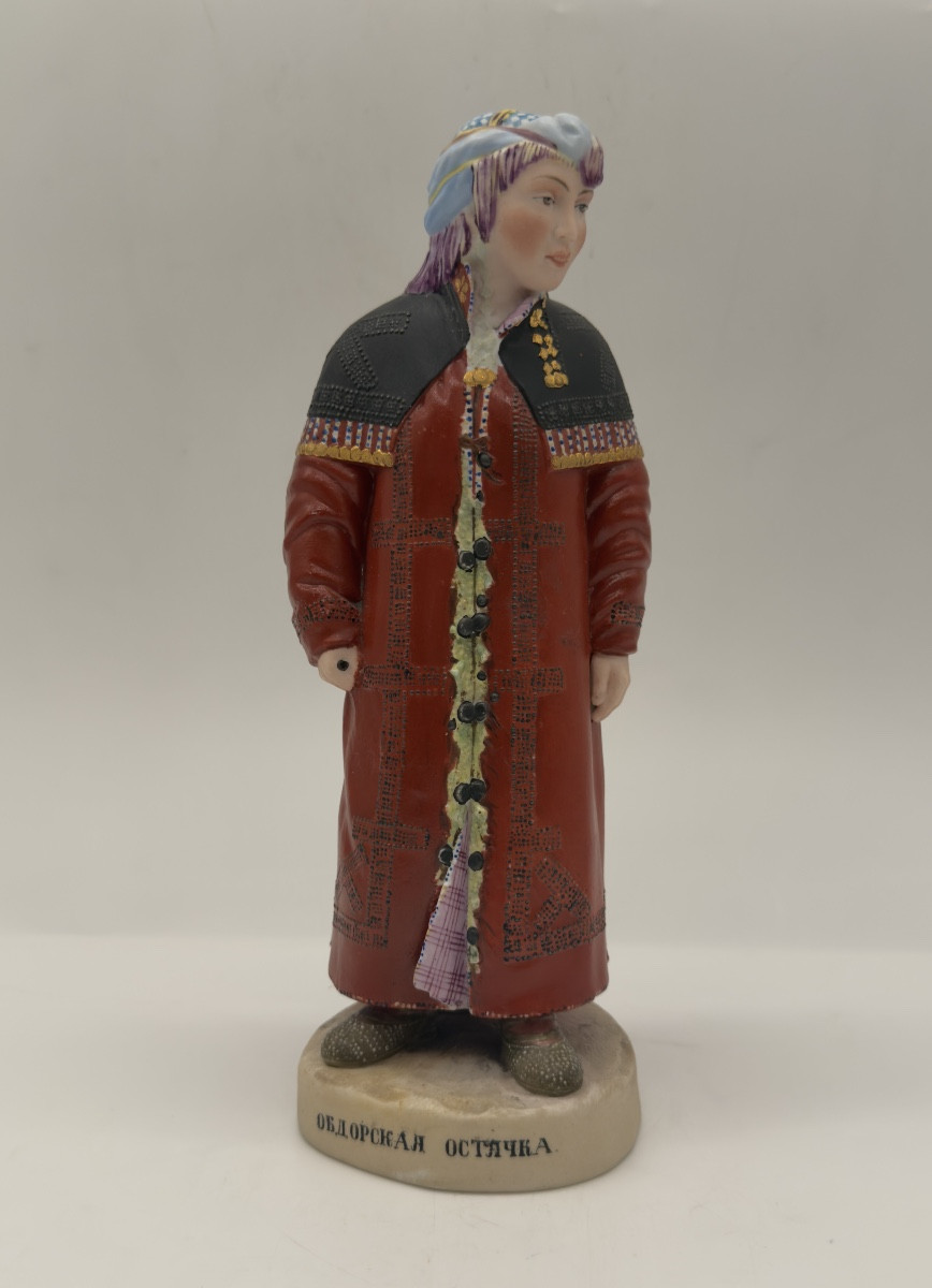 Una rara statuetta in porcellana russa raffigurante una donna ostiaca di Obdor, Gardner 