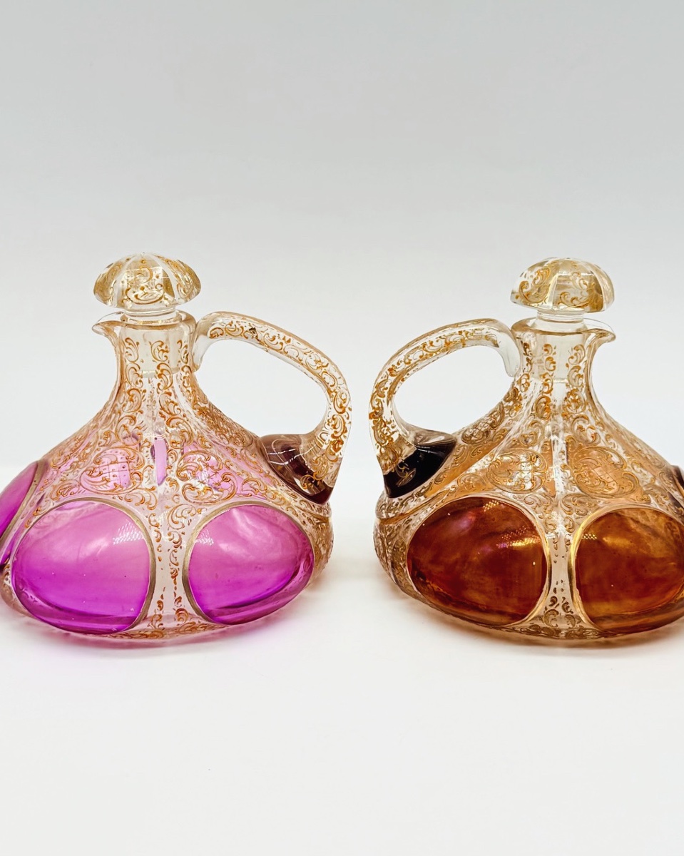 Coppia di brocche in vetro Moser con design a cabochon, XIX secolo-photo-2
