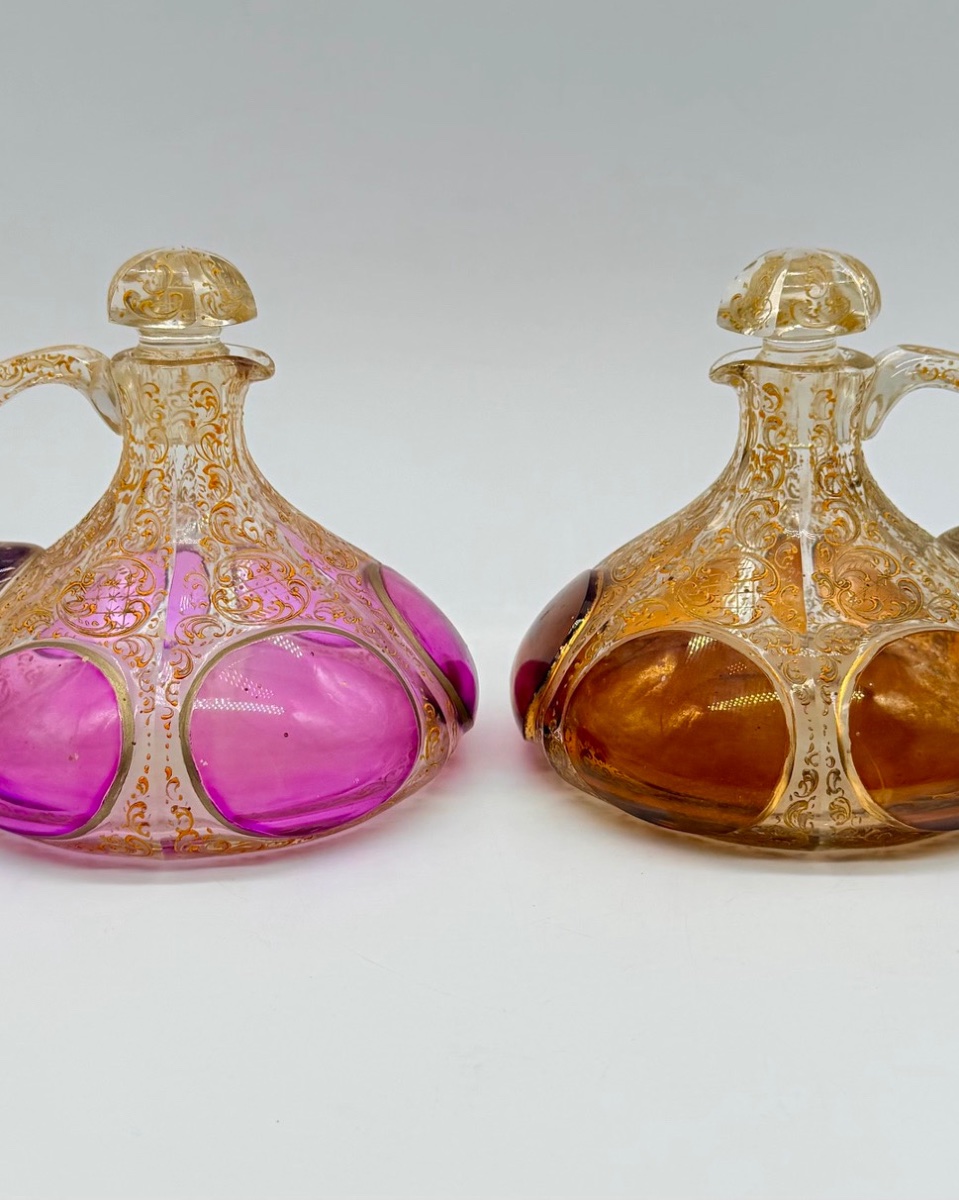Coppia di brocche in vetro Moser con design a cabochon, XIX secolo