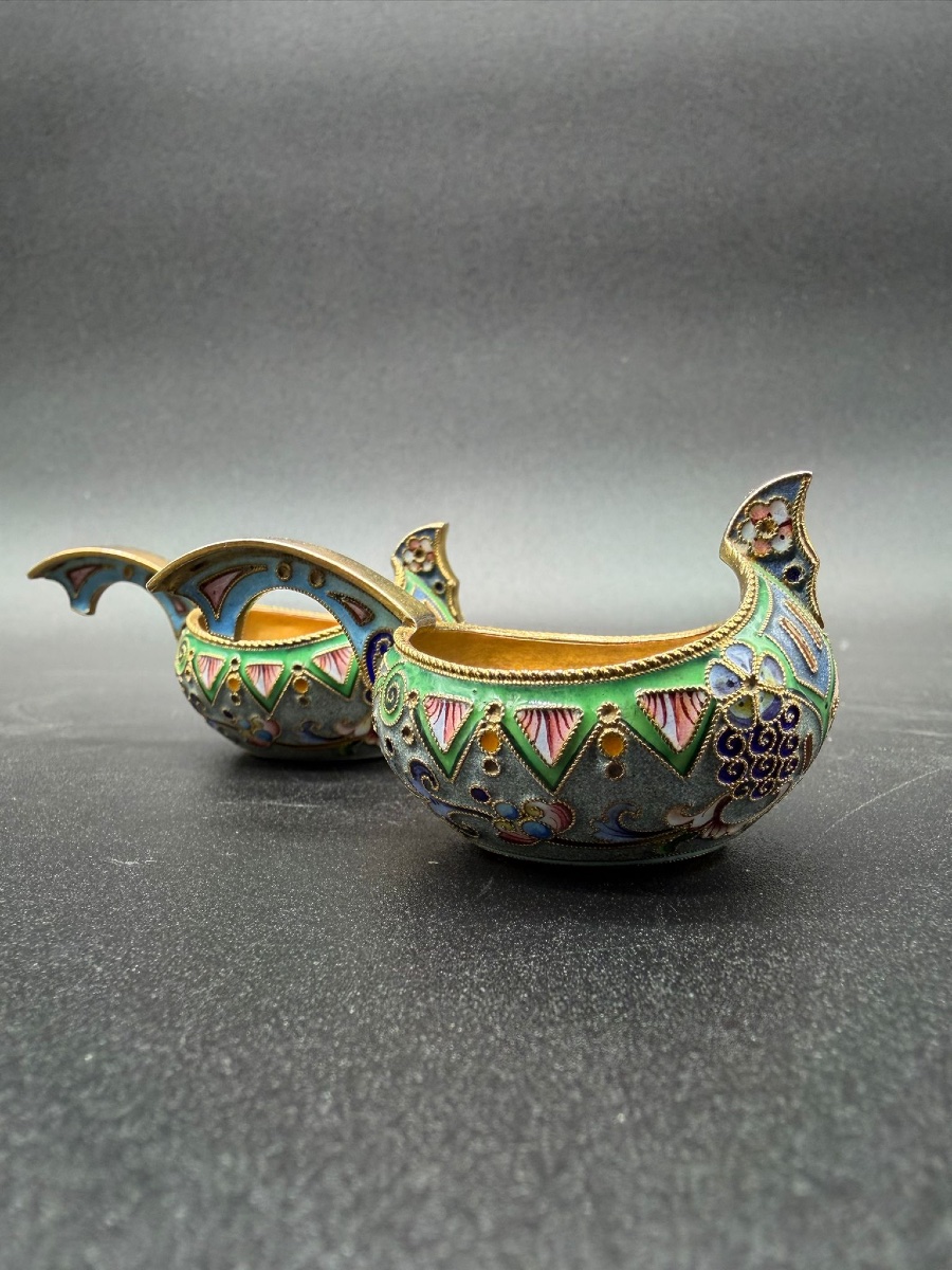 COPPIA DI KOVSH RUSSI IN SMALTO A CLOISONNÉ E DORATO, 11 Artel, provenienza Christie's-photo-2