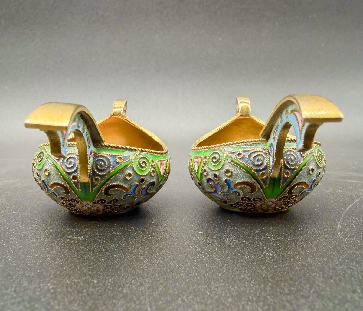 COPPIA DI KOVSH RUSSI IN SMALTO A CLOISONNÉ E DORATO, 11 Artel, provenienza Christie's-photo-3