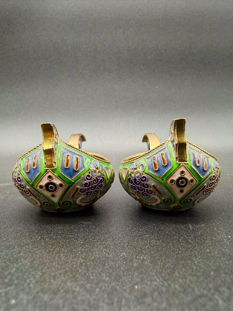 COPPIA DI KOVSH RUSSI IN SMALTO A CLOISONNÉ E DORATO, 11 Artel, provenienza Christie's-photo-1