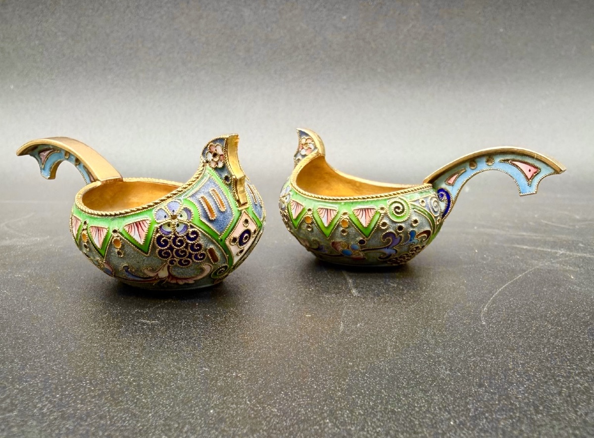 COPPIA DI KOVSH RUSSI IN SMALTO A CLOISONNÉ E DORATO, 11 Artel, provenienza Christie's-photo-2