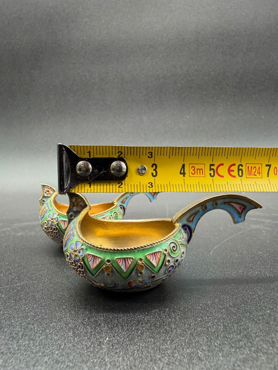 COPPIA DI KOVSH RUSSI IN SMALTO A CLOISONNÉ E DORATO, 11 Artel, provenienza Christie's-photo-3